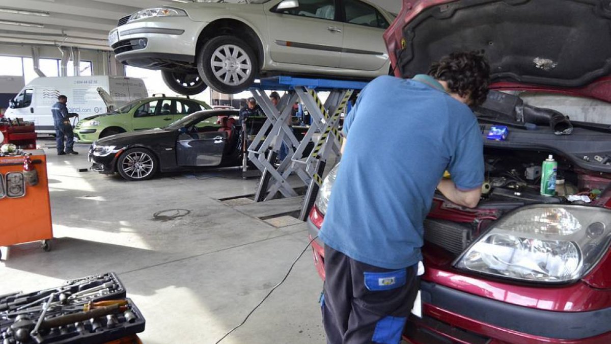 Un trabajador en un taller de Soria, en una imagen de archivo.-