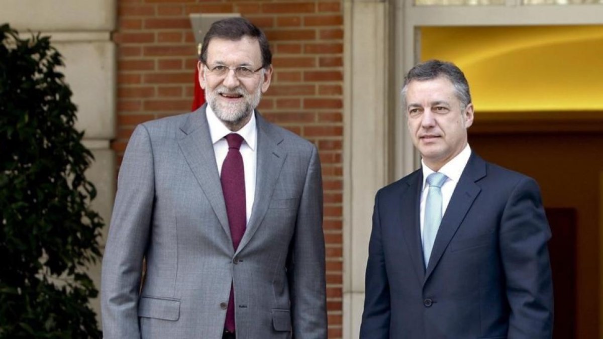 El presidente del Gobierno, Mariano Rajoy, y el lendakari, Íñigo Urkullu, en enero del 2013, en la Moncloa, en la primera reunión que mantuvieron como jefes de ambos ejecutivos.-PERIODICO (EFE / JUAN M. ESPINOSA)