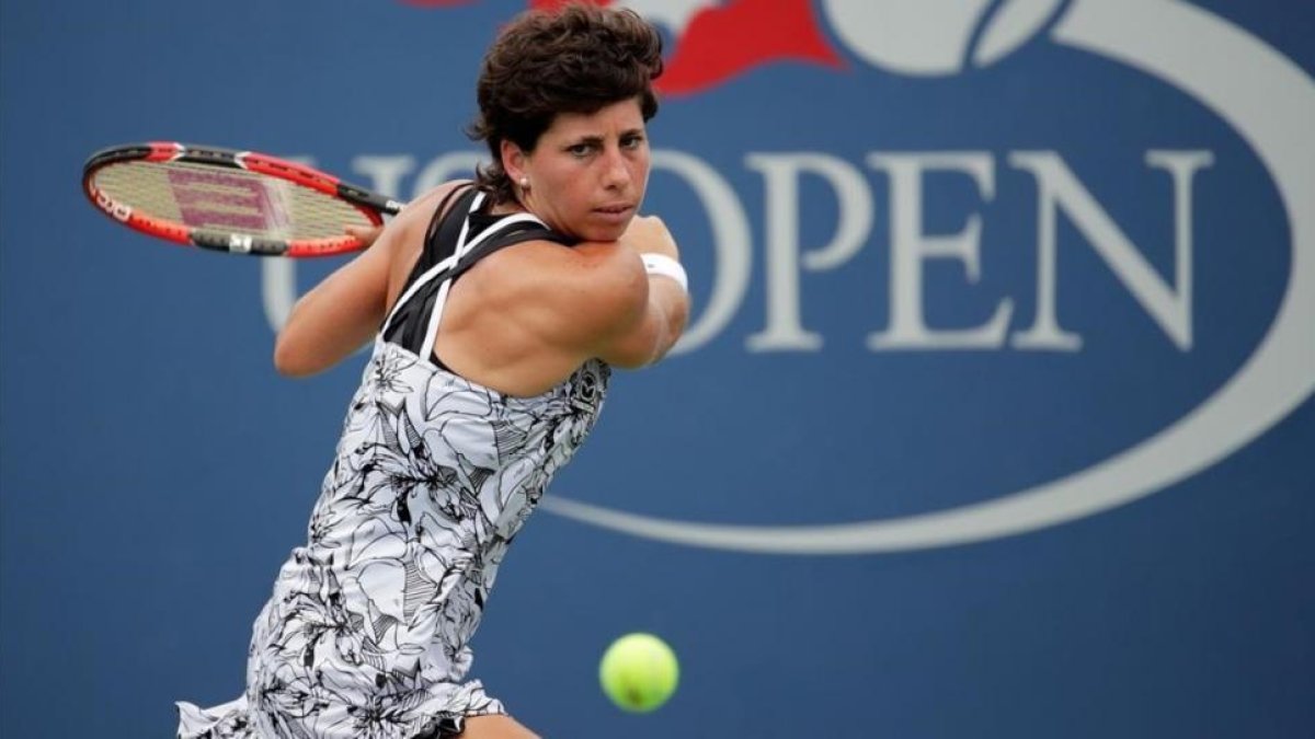 Carla Suárez golpea de revés en su partido ante Vesnina.-AFP / ANDY LYONS