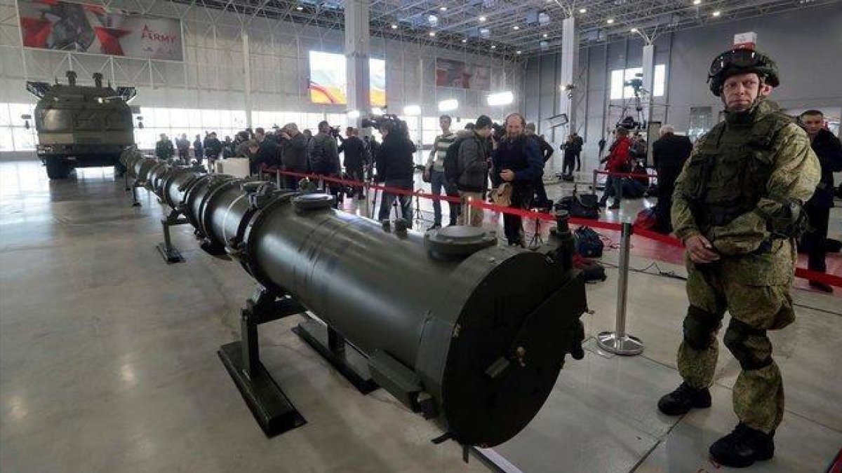Un militar ruso vigila el arsenal bélico en el complejo de misiles Iskander M en el centro de exposiciones militares Patriot, cerca de Moscú.-SERGEI CHIRIKOV (EFE)