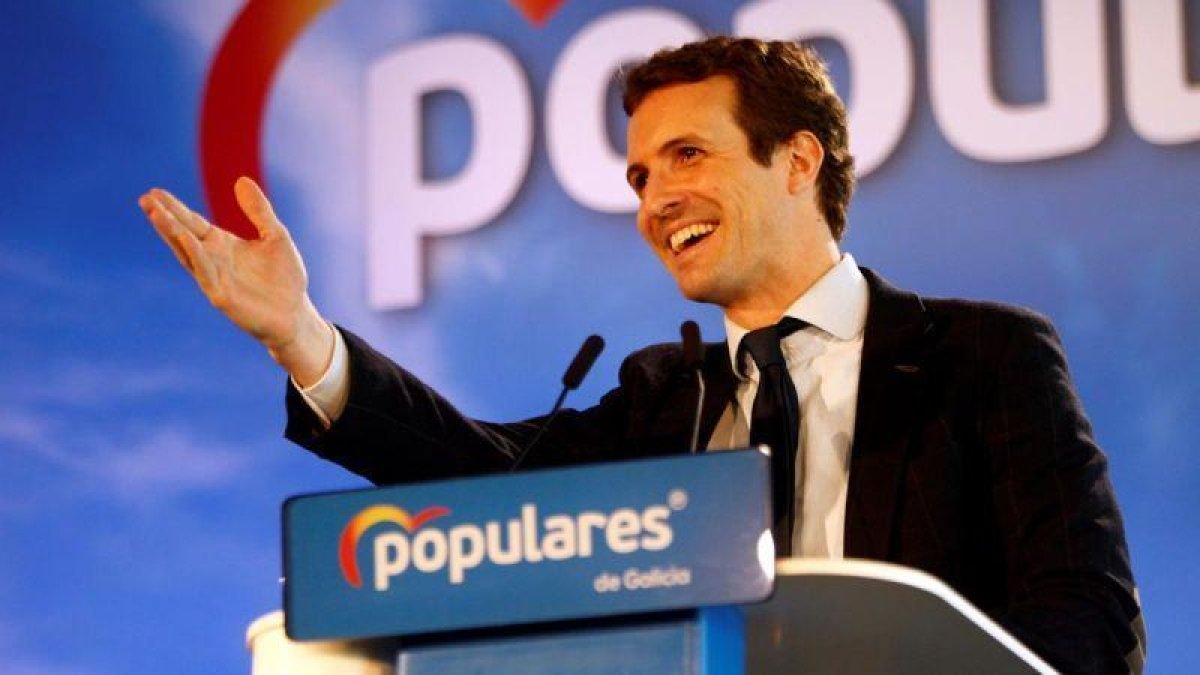 Casado acusa al Gobierno de instrumentalizar las instituciones en su beneficio. En la foto, Casado en un acto celebrado en Ferrol.-KIKE DELGADO EFE