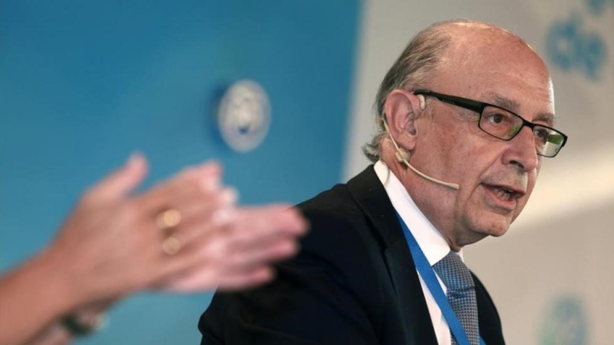 El ministro de Hacienda, Cristobal Montoro, durante su intervención en la reunión intermunicipal del PP en Zaragoza este viernes-JAVIER CEBOLLADA / EFE