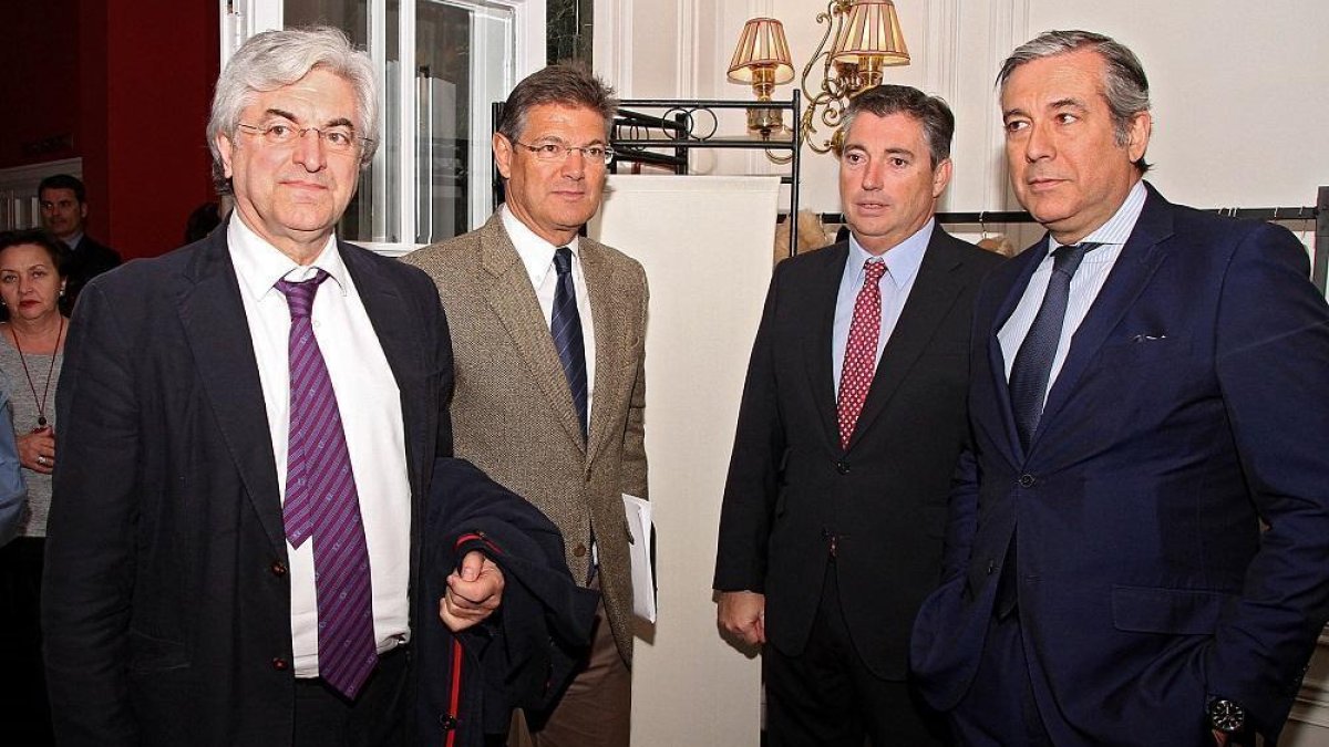 El exministro Rafael Catalá(ci), con Javier San Martín(i) y Enrique López (d) , magistrado de la Audiencia.-- ICAL