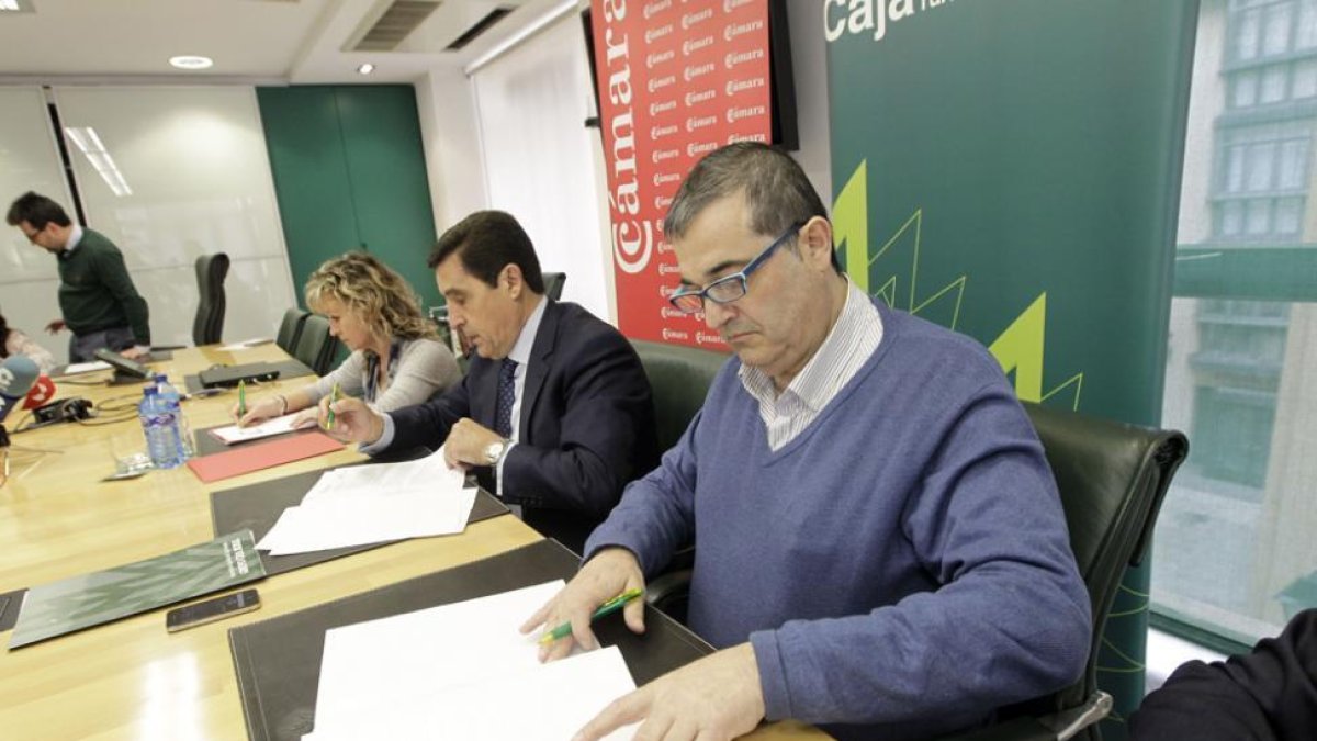Joan Cruz, Marta Cáceres y Soraya de las Sías en la presentación de la lanzadera.-LUIS ÁNGEL TEJEDOR