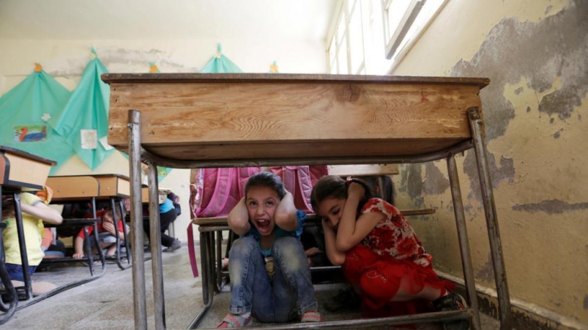 Niños sirios de una localidad de la provincia de idlib durante un simulacro.-REUTERS / KHALIL ASHAWI