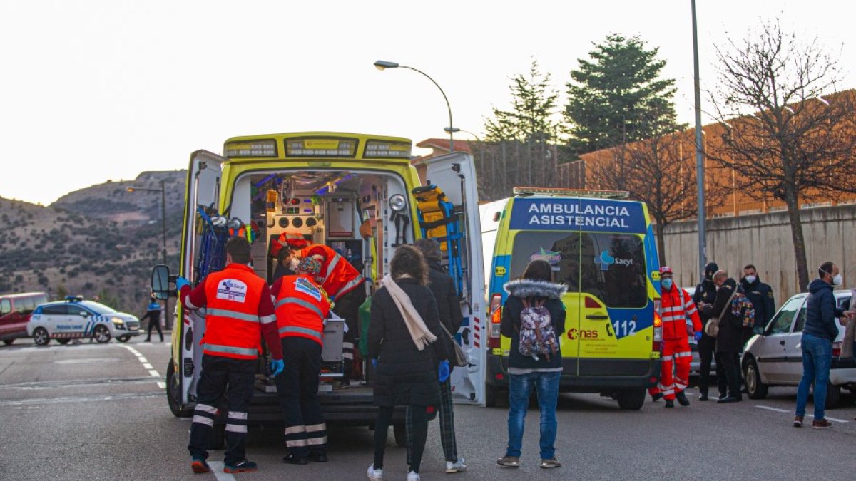 Traslado de los heridos en dos ambulancias tras el doble atropello. MARIO TEJEDOR