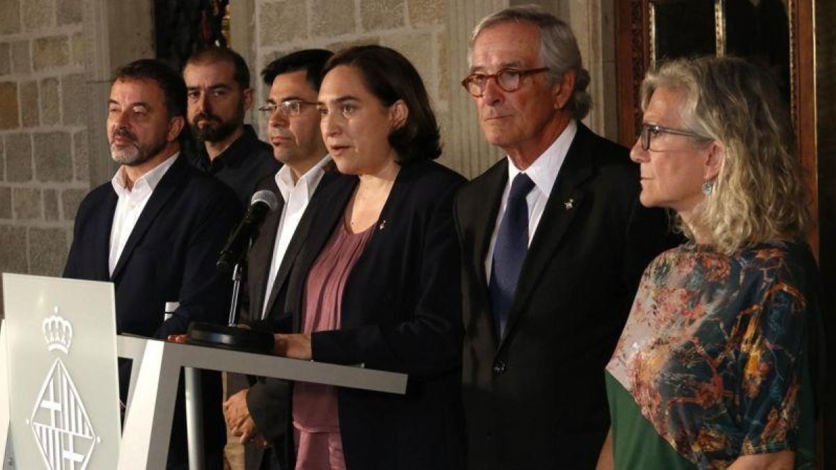 Declaración institucional de la alcaldesa junto con los representantes de los grupos PDeCAT, ERC, CUP y el regidor no adscrito.-PATRICIA MATEOS/ACN