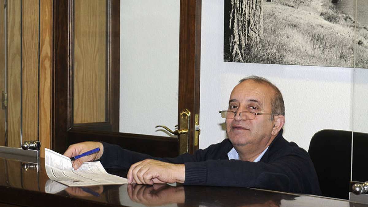 Uno de los conserjes de la Diputación provincial en su puesto de trabajo. / VALENTÍN GUISANDE-