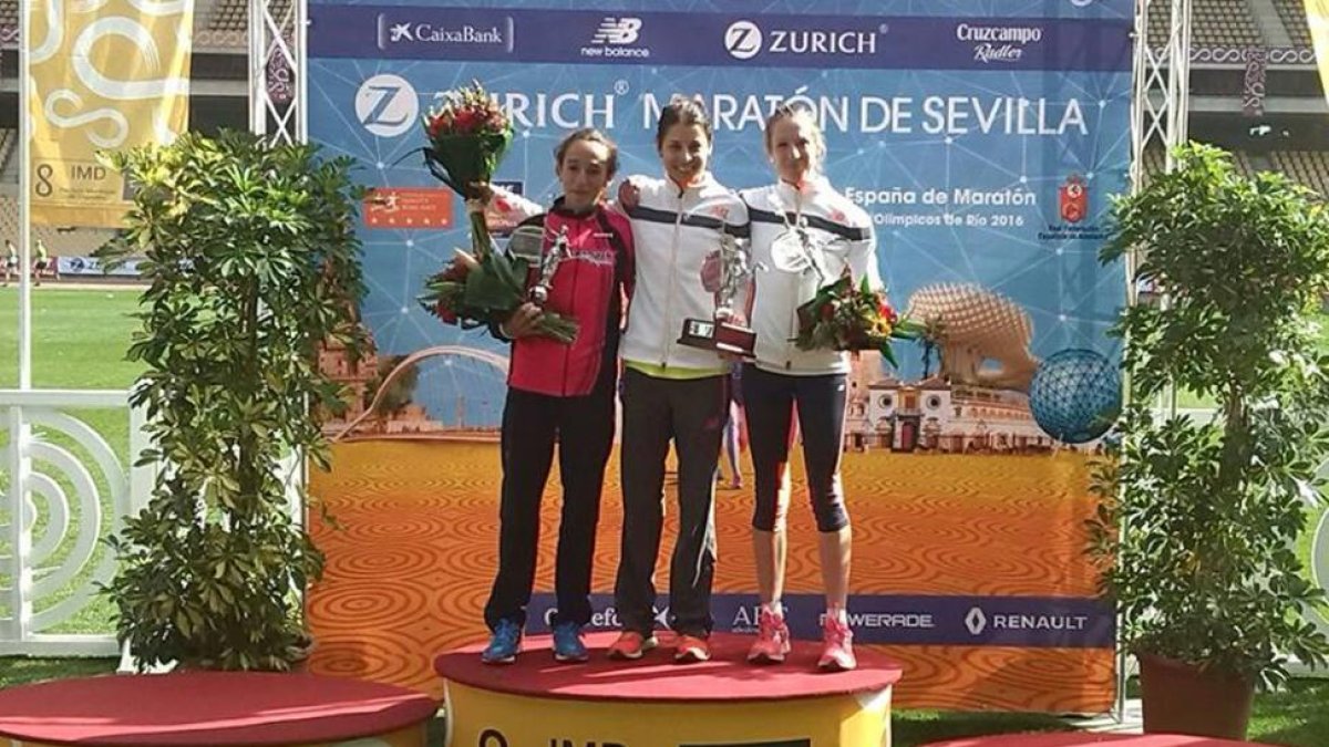 Estela Navascués en el pódium del maratón de Sevilla.-MARATÓN DE SEVILLA