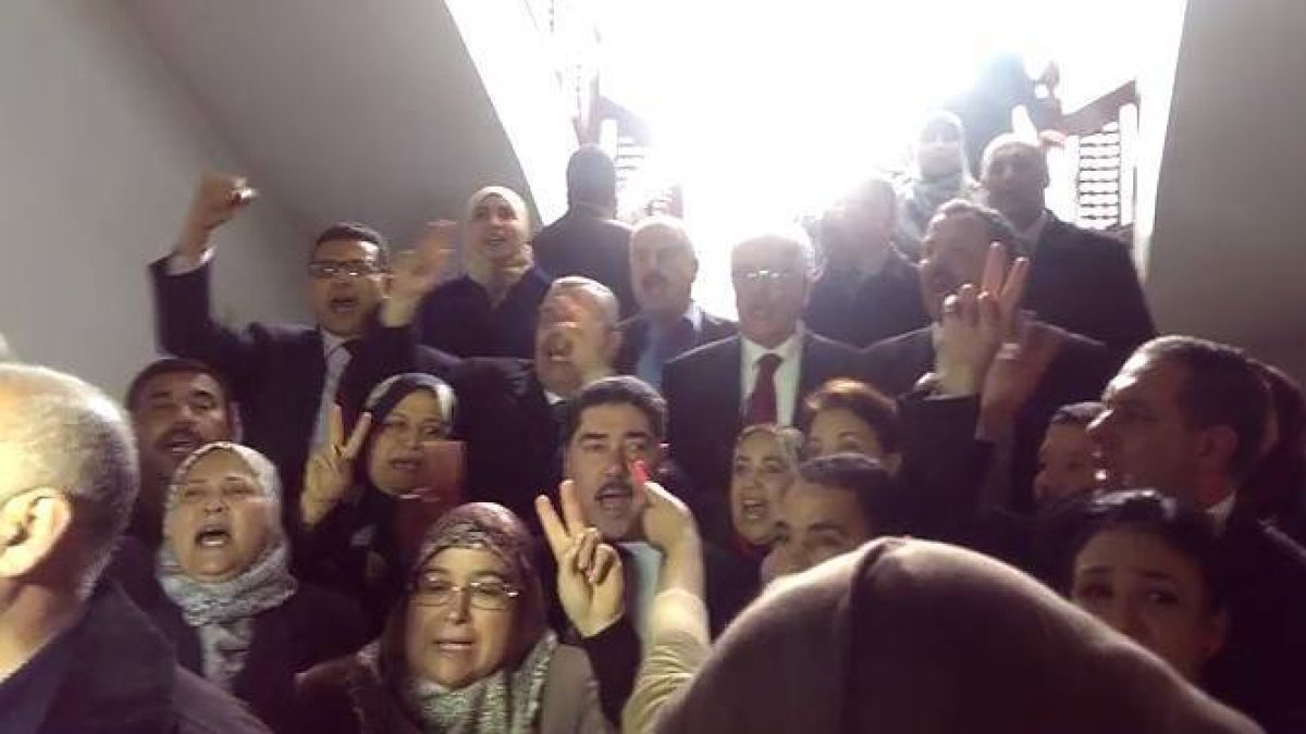 Parlamentarios tunecinos cantan el himno tras el atentado terrorista.-Foto: YOUTUBE