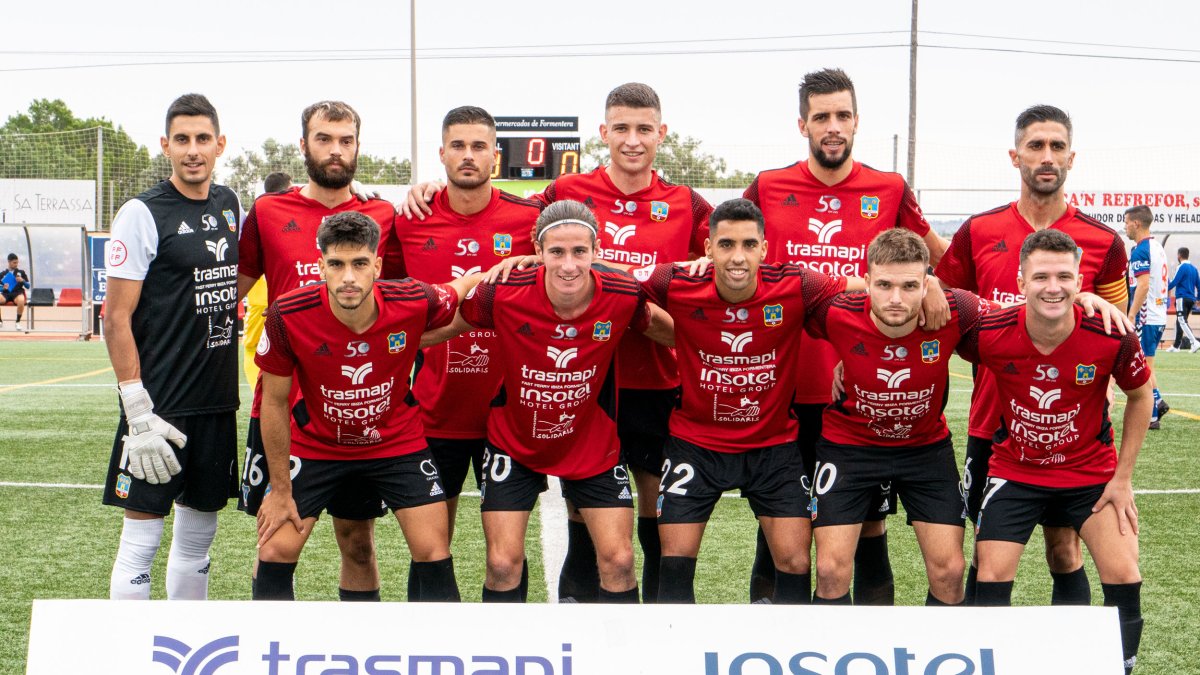 El once del Formentera con los ex numantinos Garmendia, de pie el primero por la derecha, y Julen Ekiza, agachado segundo por la derecha. SD Formentera
