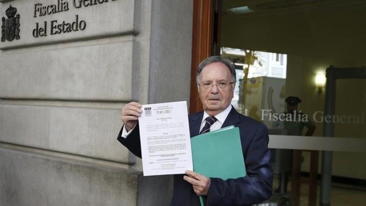 El secretario general de Manos Limpias, Miguel Bernard, en las puertas de la fiscalía con la querella contra Mas en las manos.-ARCHIVO