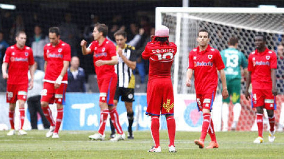 Cedrick se lamenta de uno de los goles encajados ante el Cartagena. / ÁREA 11-