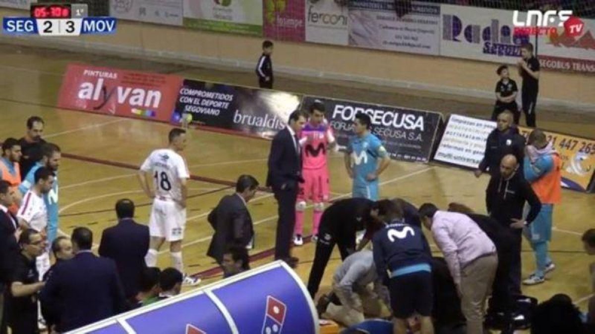 El utillero del Inter Movistar es atendido en la pista.-VIDEOCINTA