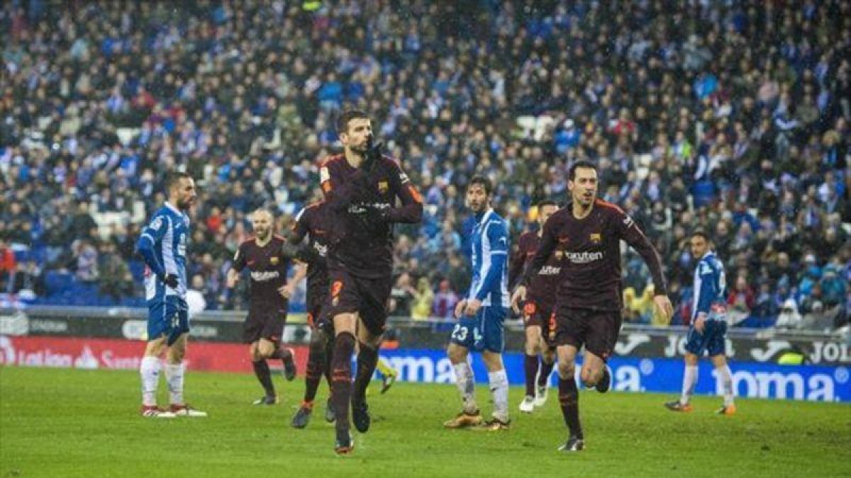 Piqué celebra su gol ante la mirada de Granero.-JORDI COTRINA