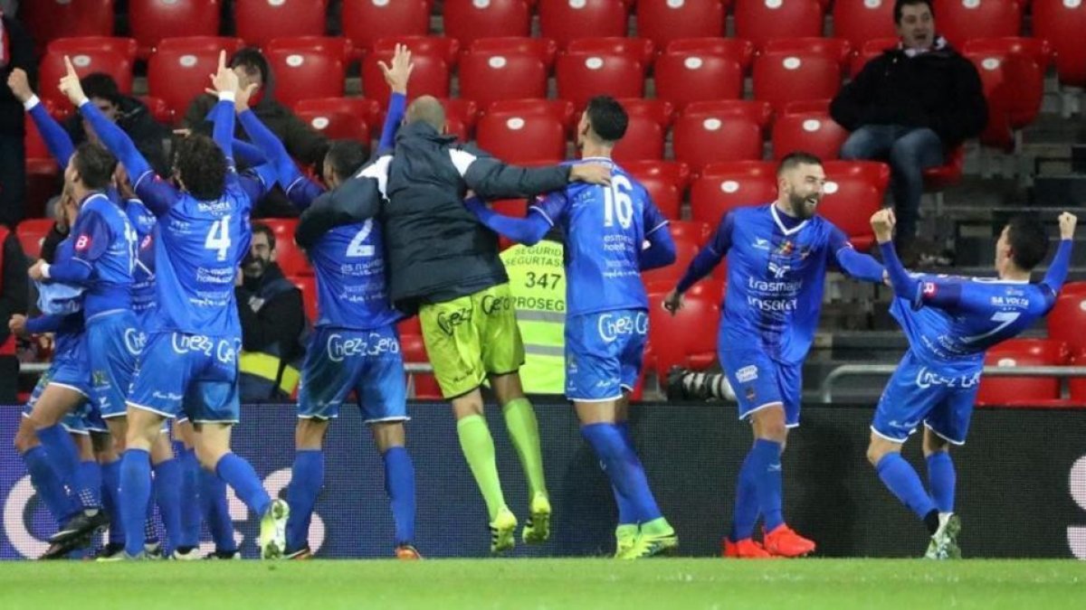 Los jugadores del Formentera celebran su clasificación en San Mamés.-EFE / LUIS TEJIDO