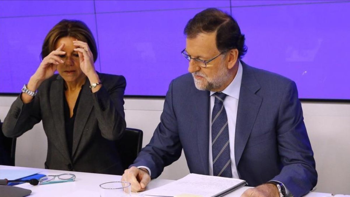 El líder del PP, Mariano Rajoy, y la secretaria general, Dolores de Cospedal, este lunes en la Junta Directiva Nacional del PP.-AGUSTÍN CATALAN