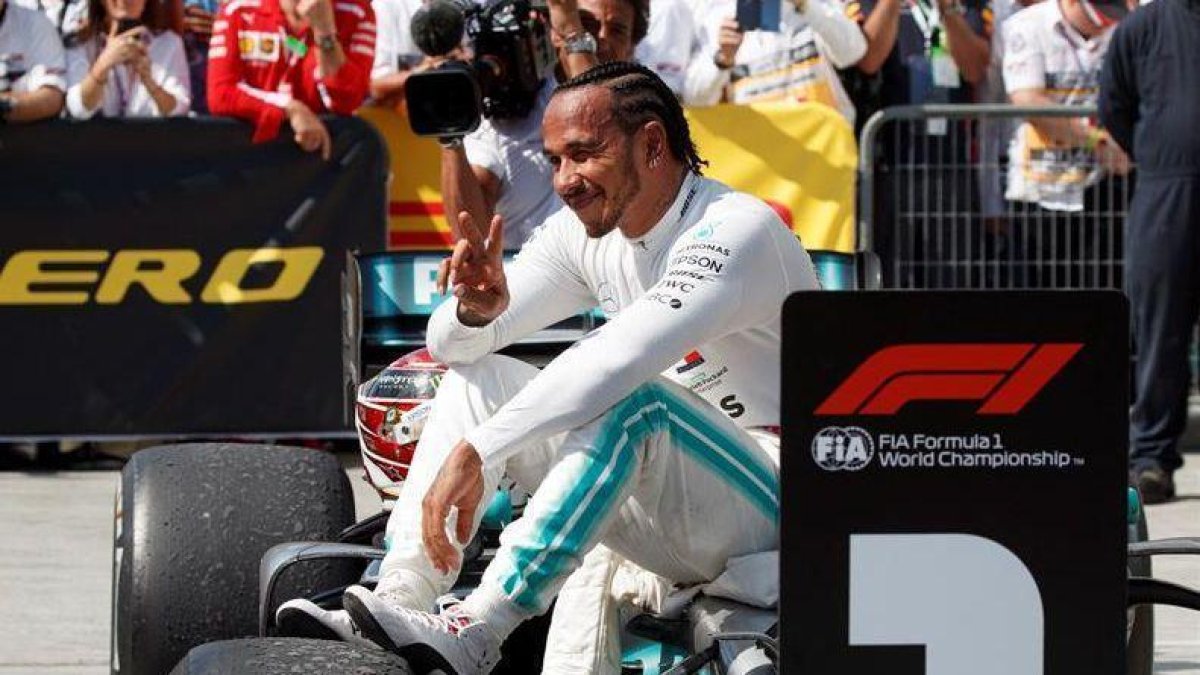 Hamilton, tras llegar a la meta.-EFE / EPA / VALDRIN XHEMAJ