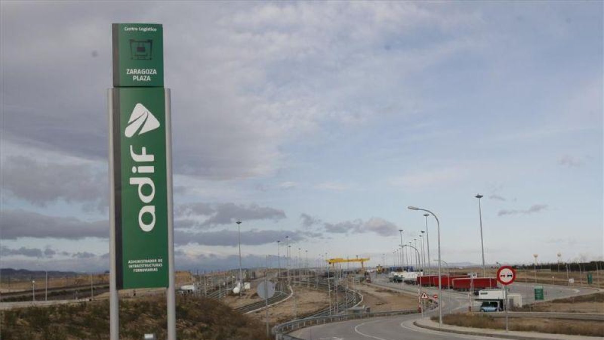 Complejo ferroviario de Adif en Zaragoza.-ÁNGEL DE CASTRO