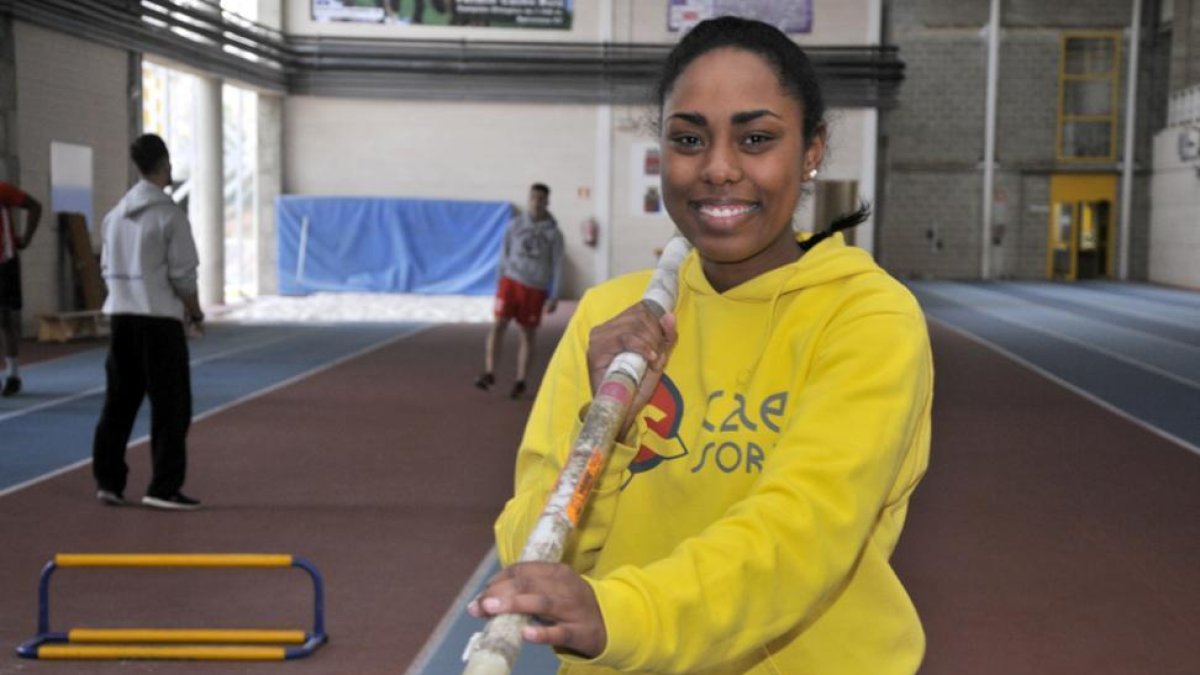 Brenda Mateo fue bronce en pértiga en el Nacional Júnior de Pista.-VALENTÍN GUISANDE
