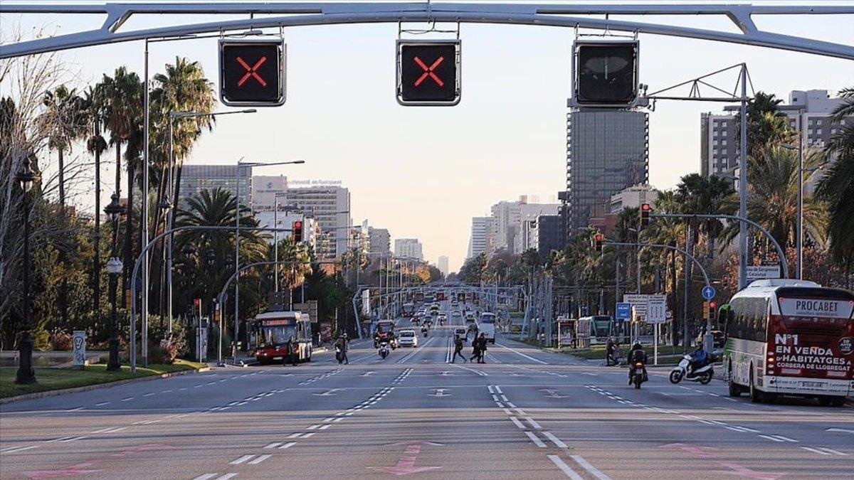 La Diagonal de Barcelona, a las 8.30 de la mañana.-JOAN CORTADELLAS