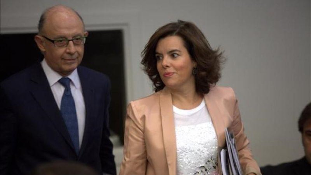 El ministro de Hacienda en funciones, Cristóbal Montoro, y la vicepresidenta del Gobierno en funciones, Soraya Sáenz de Santamaria, antes de iniciar la rueda de prensa posterior al Consejo de Ministros.-DAVID CASTRO