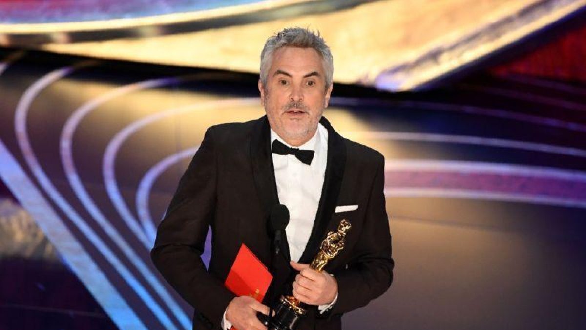 Cuarón recogió la estatuilla dorada y provocó las risas en el auditorio al explicar que creció viendo películas extranjeras como Ciudadano Kane, Tiburón o El padrino.-AFP