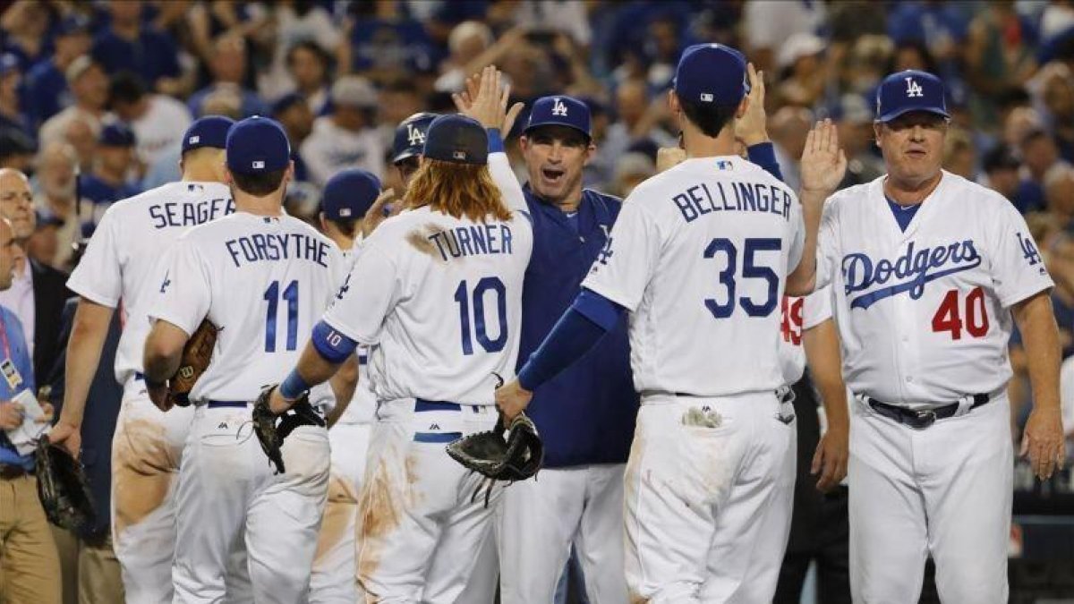 Los jugadores de los Dodgers de Los Angeles se felicitan tras ganar a los Astros de Houston.-EFE/ EUGENE GARCIA