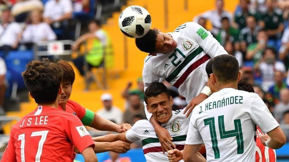 dson Álvarez cabecea entre varios jugadores de México y Corea del Sur.-AFP / JOE KLAMAR