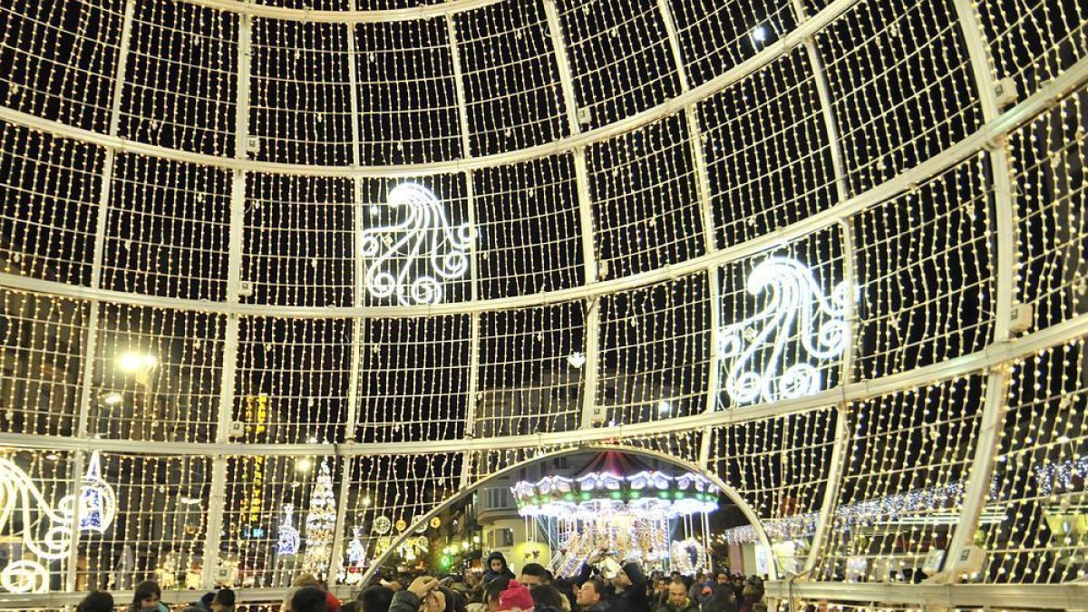El público, dentro de la gran bola navideña de Mariano Granados con el carrusel al fondo.-Valentín Guisande