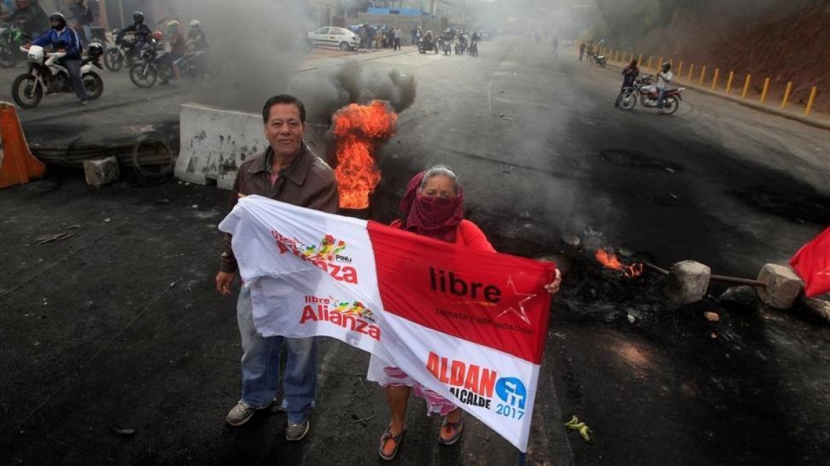 Seguidores de Nasralla frente a una barricada en una carretera, durante una protesta en Tegucigalpa, el 1 de diciembre-REUTERS / JORGE CABRERA