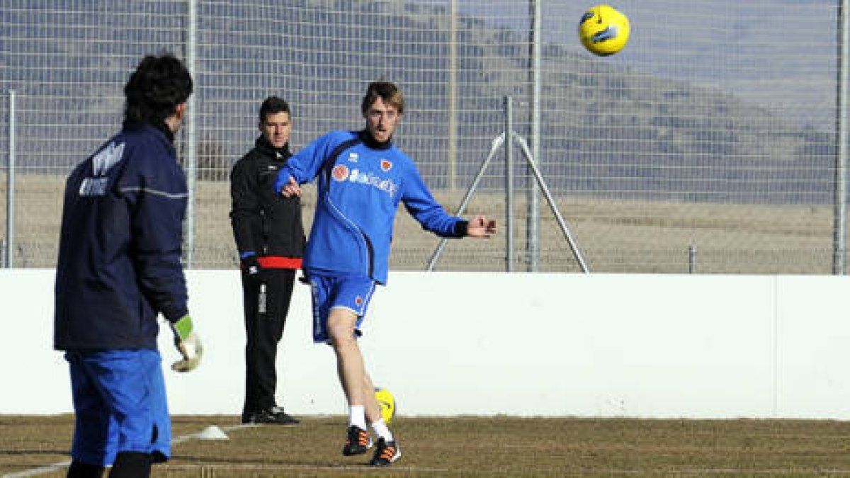 Gorka Larrea en el entrenamiento de ayer del Numancia. / V. Guisande-