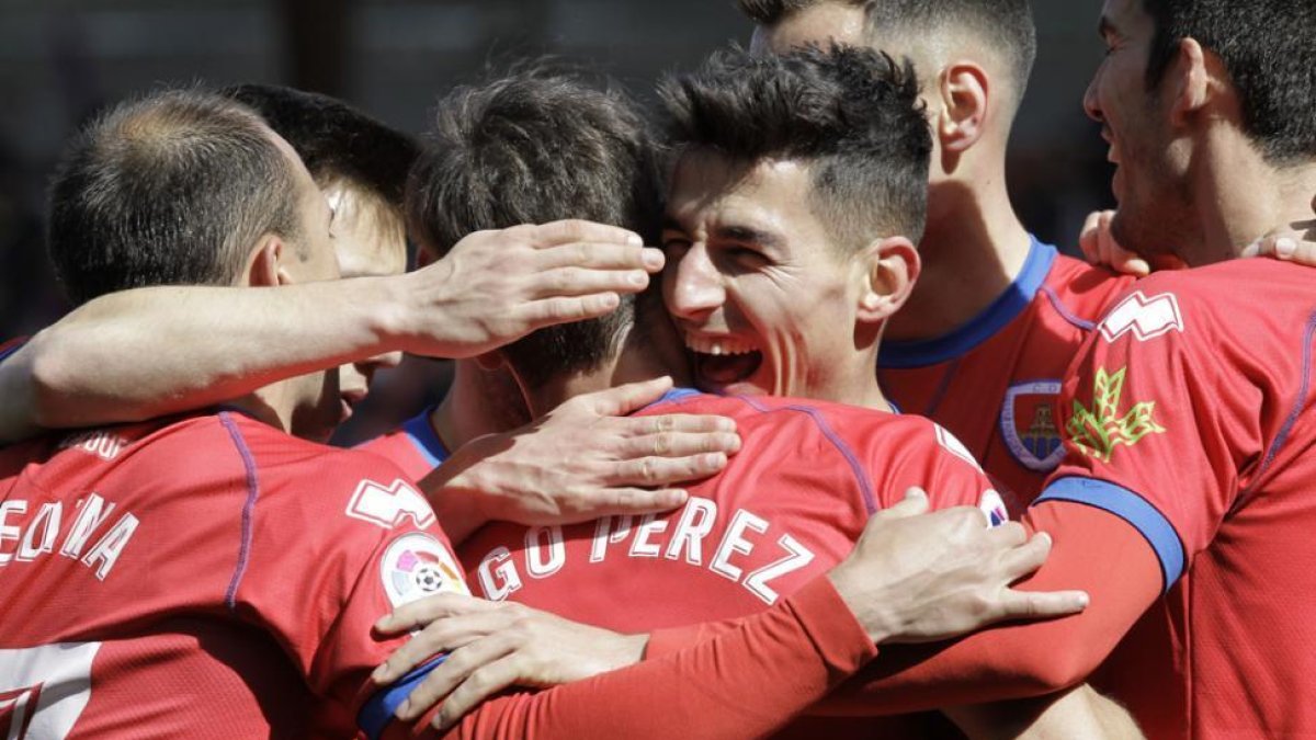 Los jugadores del Numancia se abrazan para celebrar el primer gol del partido.-Luis Ángel Tejedor