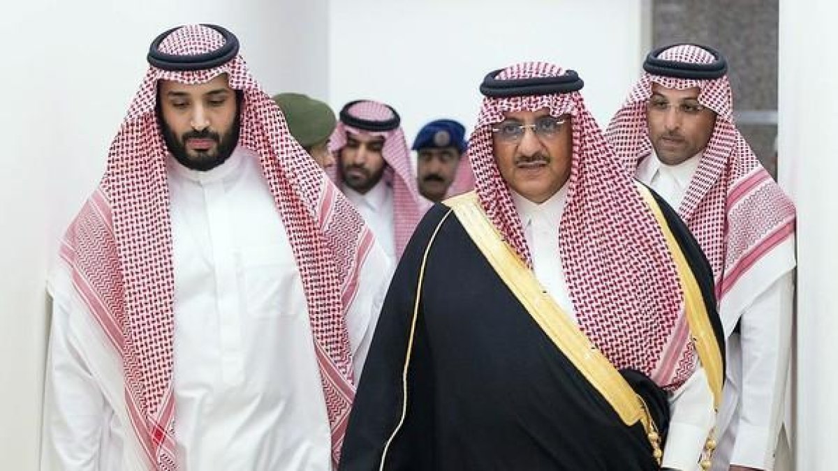 Mohammed bin Salman (izquierda) y el heredero del trono saudí Mohammed bin Nayef (derecha).-AFP / HO