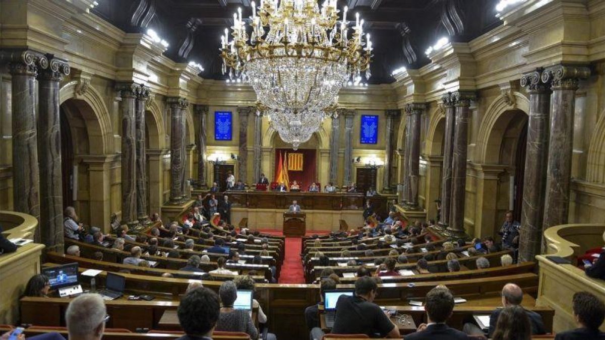 Los letrados del Parlament se reunirán en breves y por iniciativa propia para fijar una postura colegiada sobre la investidura telemática.-FERRAN SENDRA (EL PERIÓDICO)