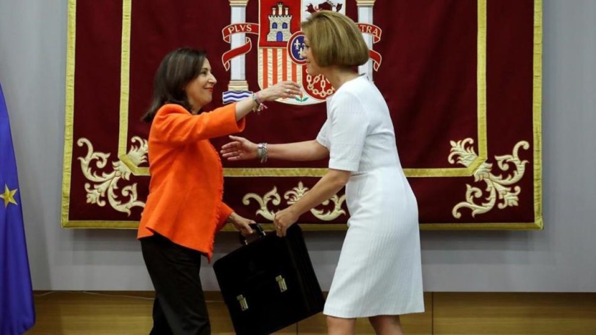 María Dolores de Cospedal entrega la cartera de Defensa a Margarita Robles.-EFE