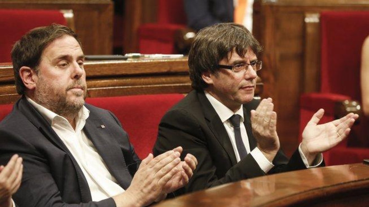 Oriol Junqueras y Carles Puigdemont, en el Parlament, el 10 de octubre del 2017.-JULIO CARBÓ