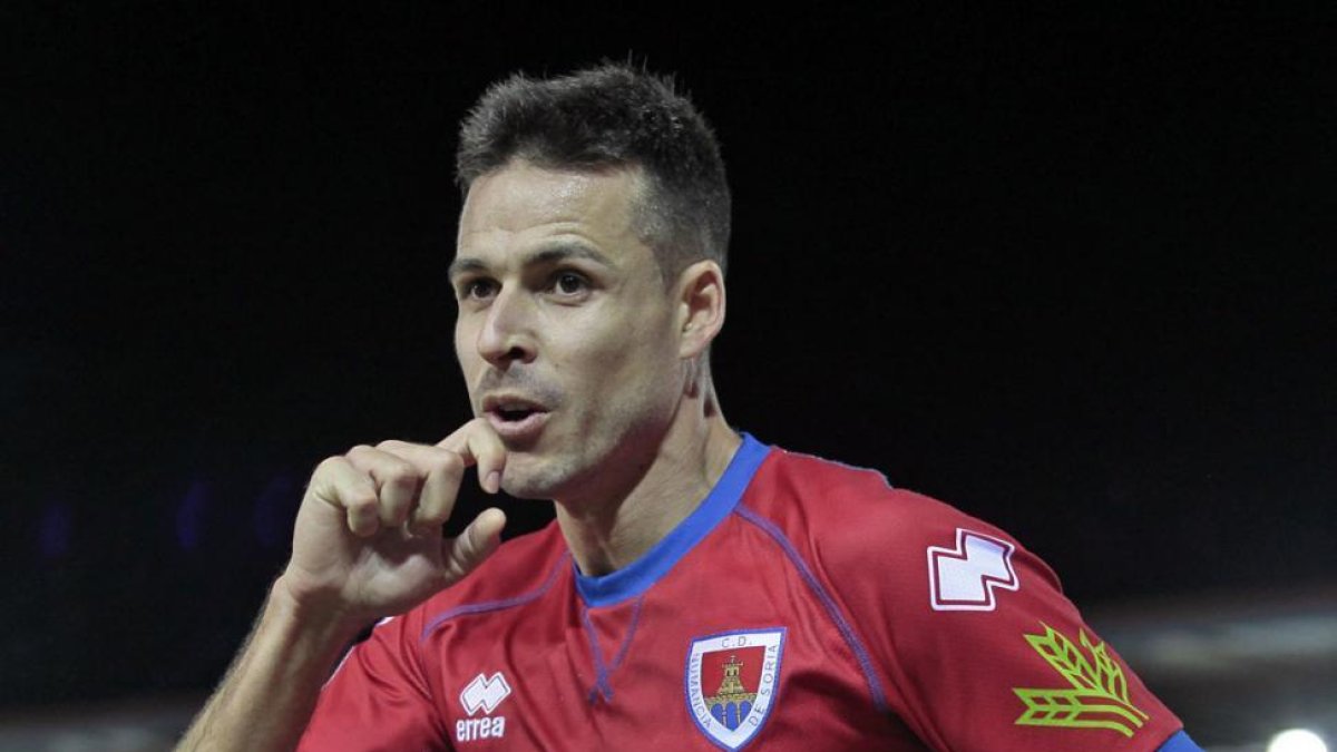 Del Moral, máximo anotador junto a Guillermo con cinco goles, festeja el que marcó al Sevilla Atlético.-MARIO TEJEDOR