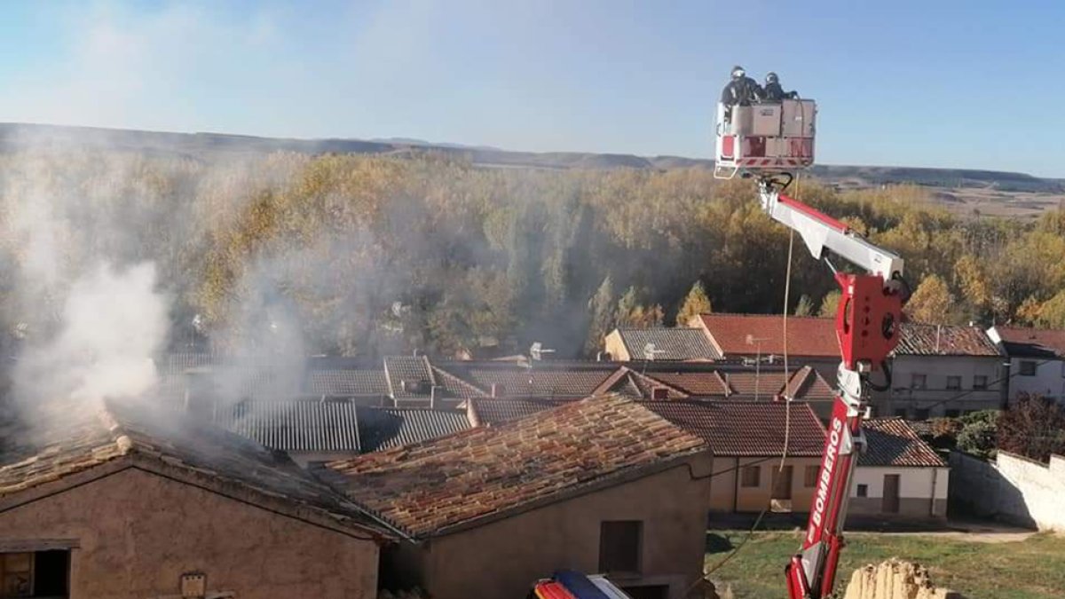 Los bomberos de La Ribera apagan un fuego en una bodega.-HDS