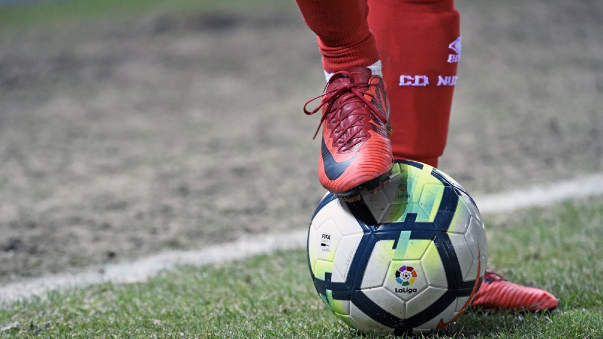 El fútbol profesional español parará de momento las dos próximas jornadas. VALENTÍN GUISANDE