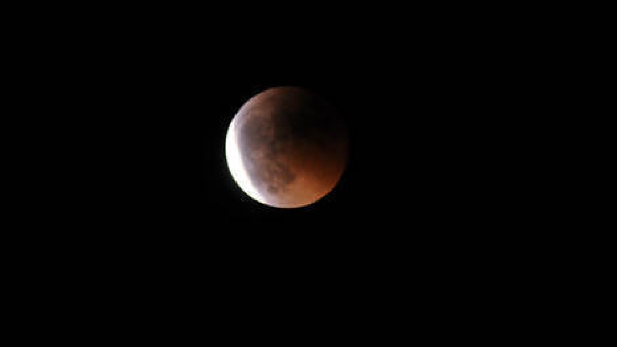 Imagen tomada a las 23.00 horas en Soria del eclipse de luna. / VALENTÍN GUISANDE-
