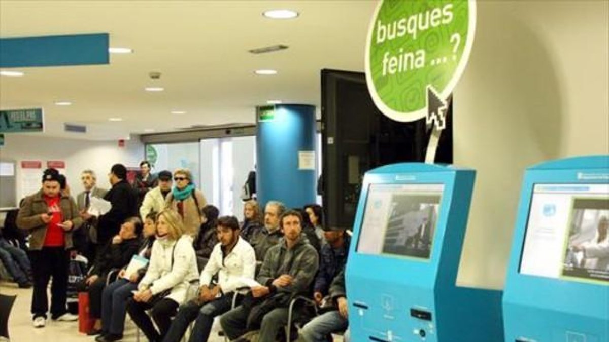 Parados en la sala de espera de una oficina de empleo de la Generalitat.-ACN