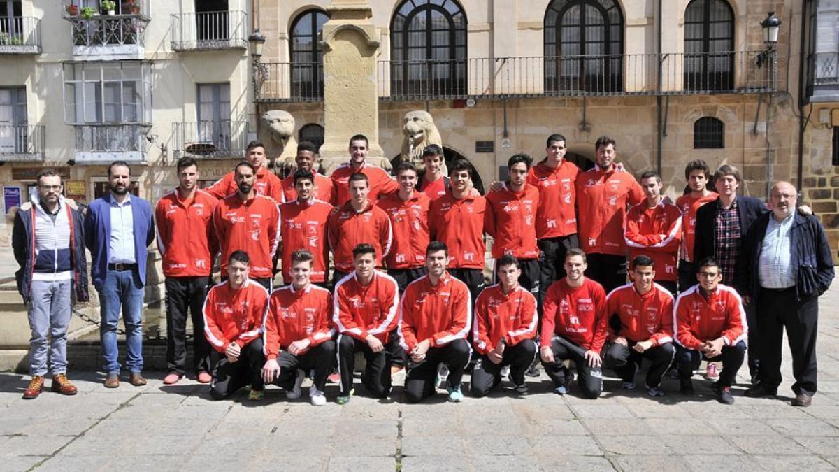 Los integrantes del Club Atletismo Numantino tras su presentación ayer antes de iniciar hoy el Campeonato de España de Clubes de Primera División.-VALENTÍN GUISANDE
