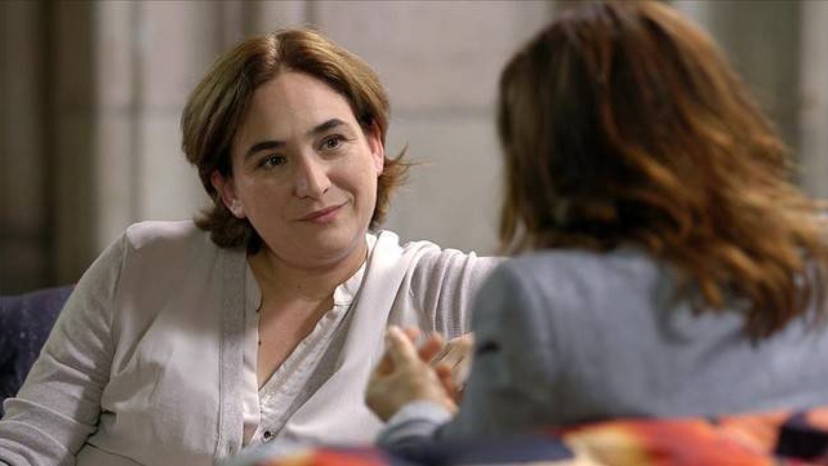 Ada Colau con Pepa Bueno, en una imagen de 'Viajando con Chester'.-Foto: MEDIASET
