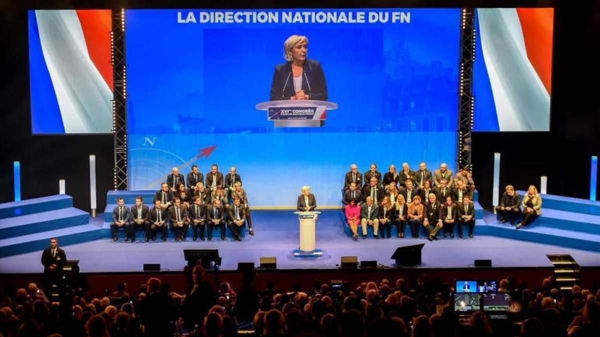 Marine Le Pen interviene en el congreso del Frente Nacional en Lille.-AFP / PHILIPPE HUGUEN