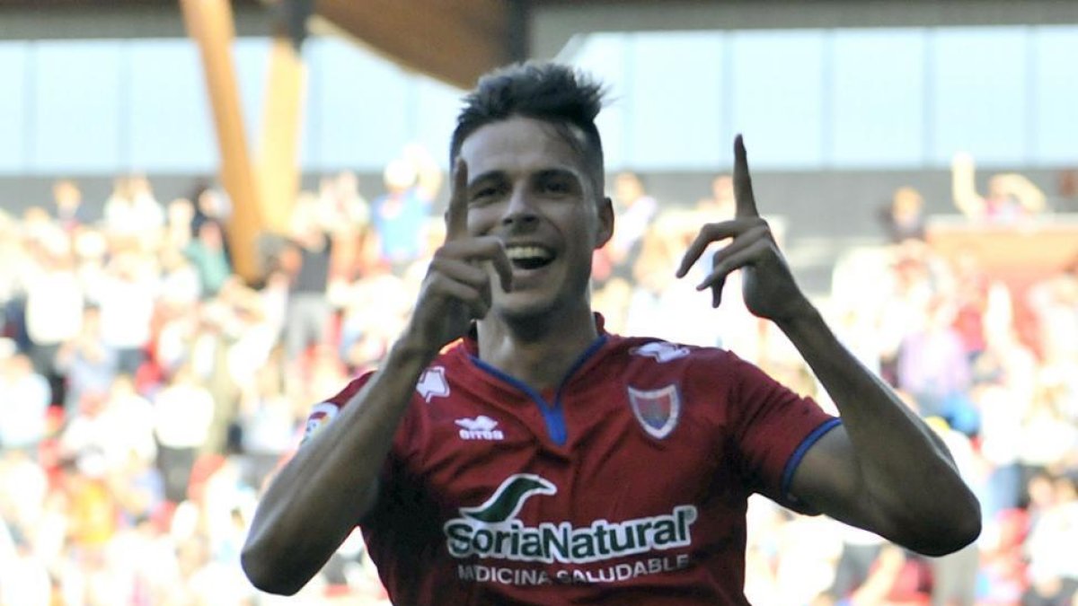 Manu del Moral es en estos momentos el único delantero centro que tiene el Numancia.-Diego Mayor