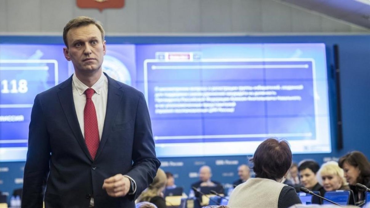 Alexei Navalny, este lunes, tras conocer la decisión de la Comisión Electoral rusa.-/ EVGENY FELDMAN (AP)