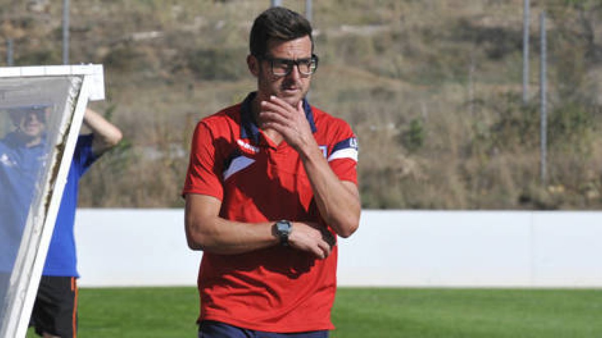 El entrenador del filial, Juan Carlos Moreno. / VALENTÍN GUISANDE-