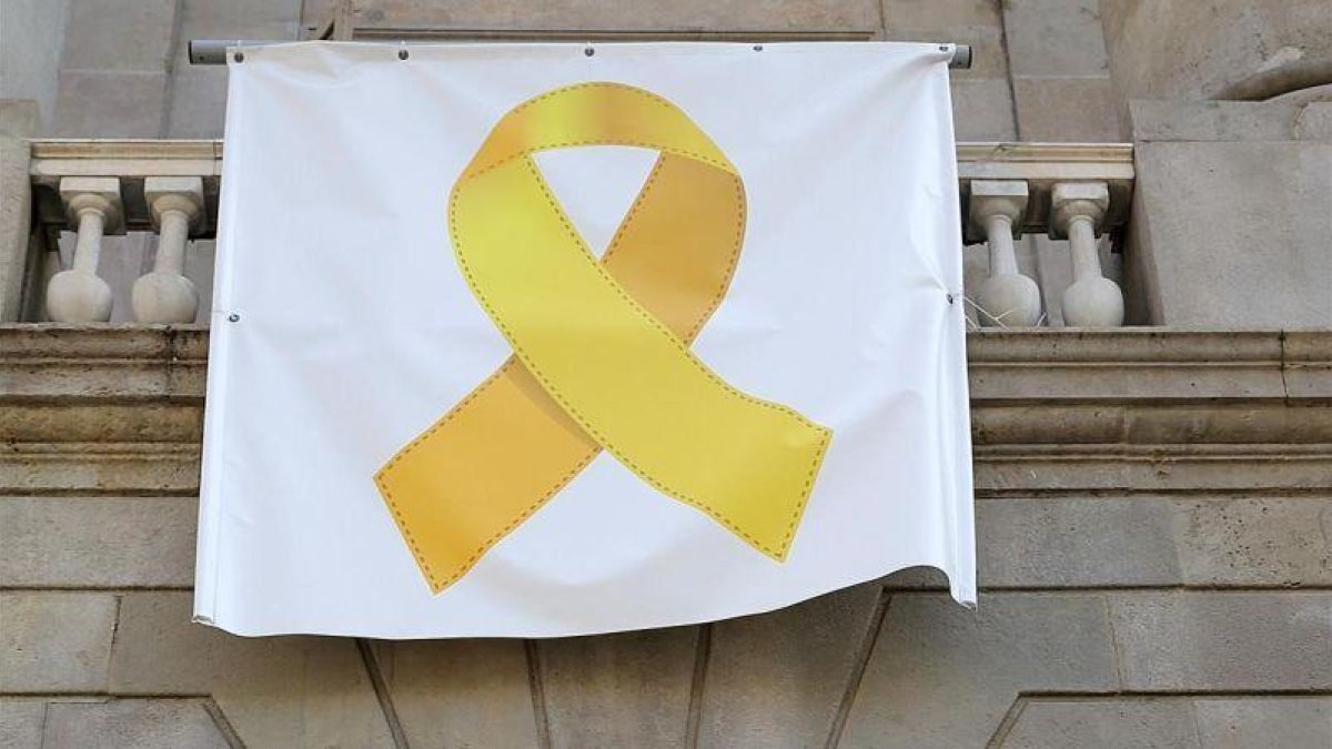 Lazo amarillo en un balcón consistorial.-RICARD CUGAT