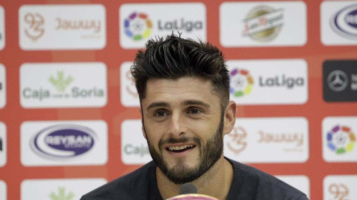 El portero Juan Carlos Sánchez, ayer, en su presentación en la sala de prensa de Los Pajaritos como nuevo efectivo de la plantilla numantina.-LUIS ÁNGEL TEJEDOR